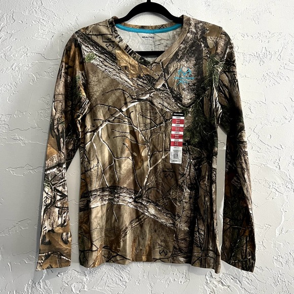 Realtree Tops - NWT Realtree v neck camo long sleeve shirt size small